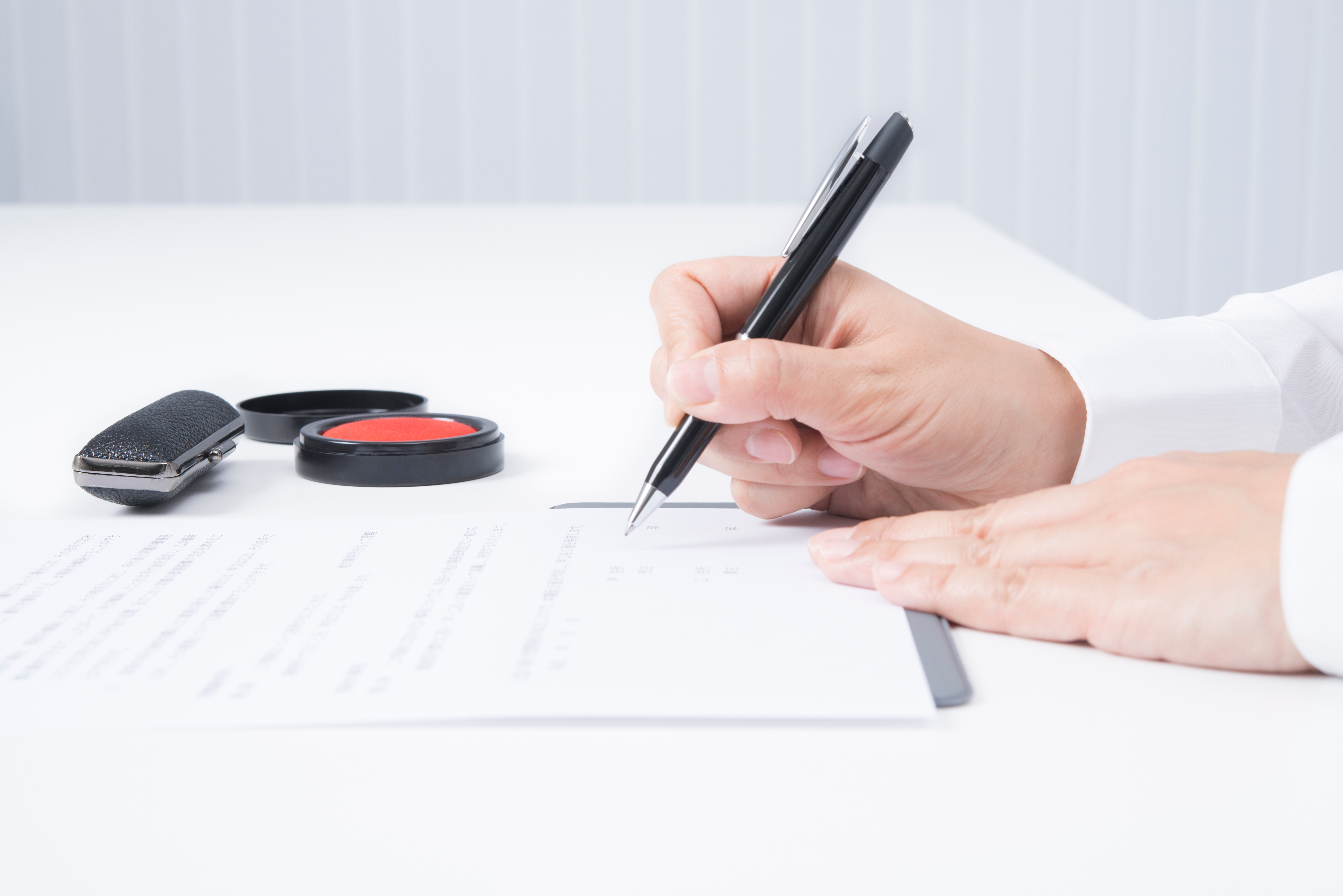 契約書にサインをする女性